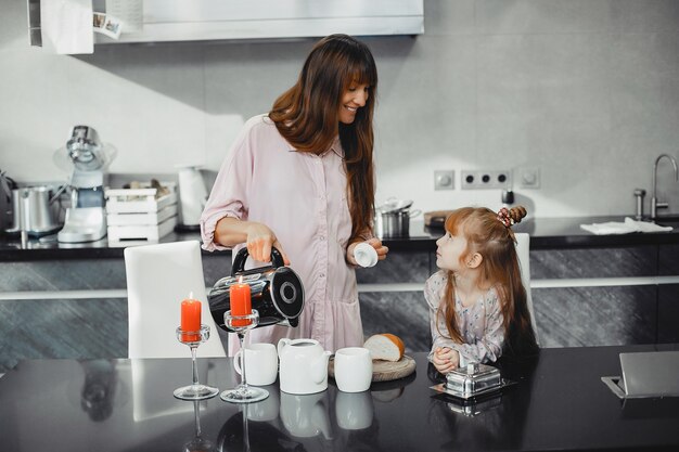 Mãe, com, filha, em, um, cozinha