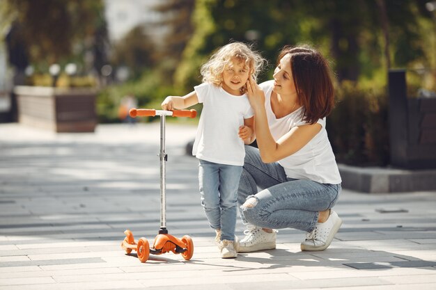 Mãe com filha em um parque aquático com skate