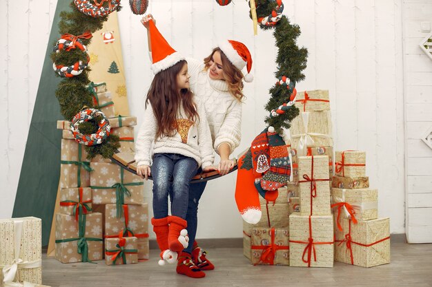 Mãe com filha em uma decoração de Natal