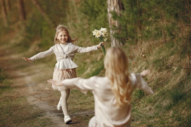 Mãe com filha em uma floresta de verão