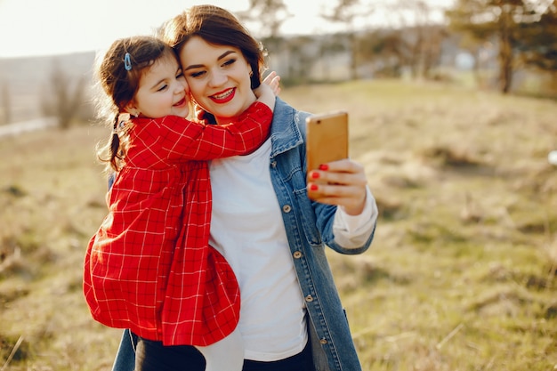 mãe com filha em uma floresta