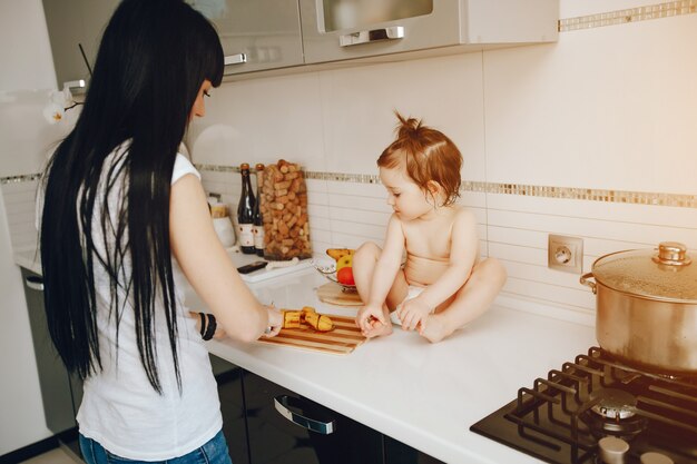 mãe com filha fofa