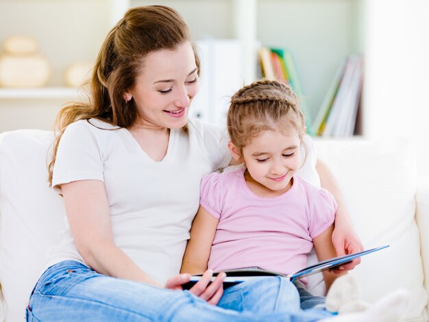 Mãe com filha lendo o livro