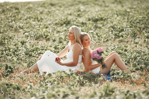 Mãe com filha linda em um campo de outono