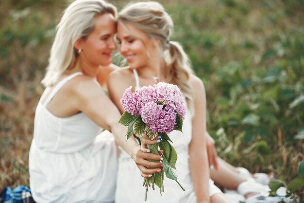 Mãe com filha linda em um campo de outono