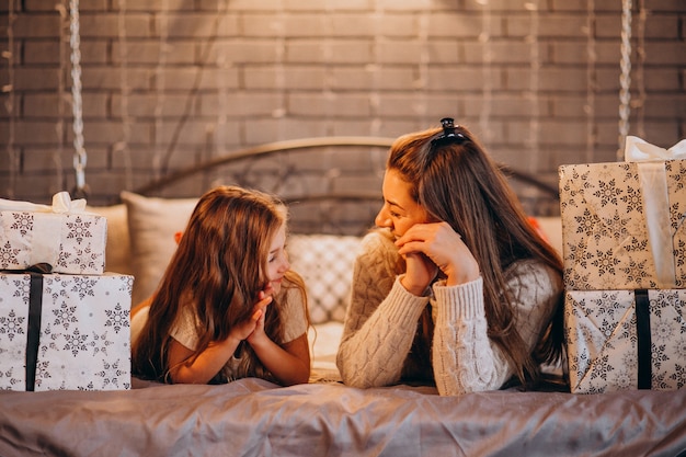 Mãe, com, filha, mentindo cama, ligado, natal