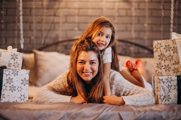 Foto grátis mãe, com, filha, mentindo cama, ligado, natal