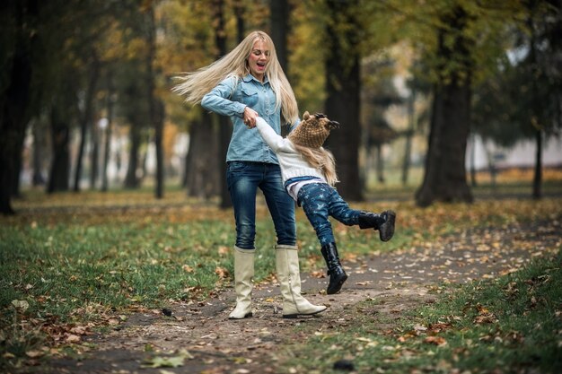 Mãe com filha no parque outono