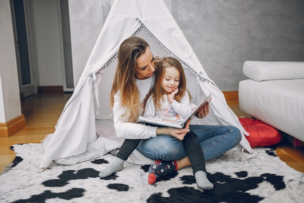 Mãe, com, filha pequena, casa