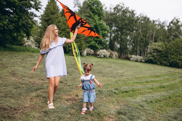 Mãe, com, filha pequena, parque