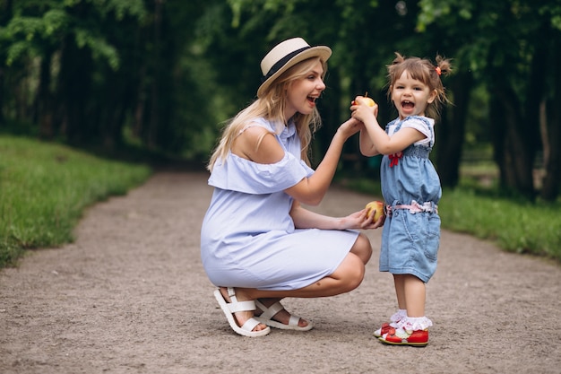 Mãe, com, filha pequena, parque