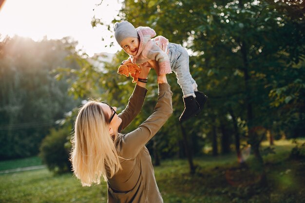 Mãe, com, filha pequena