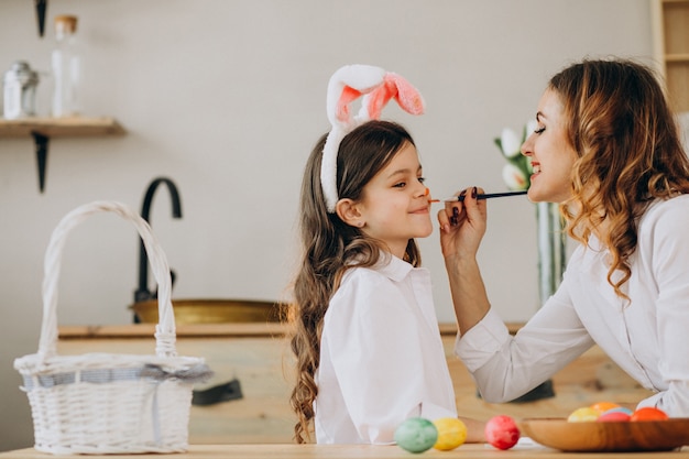 Foto grátis mãe com filha pintando ovos para a páscoa