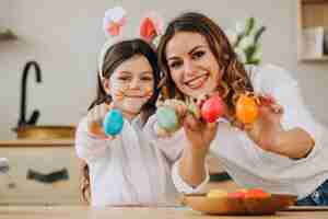 Foto grátis mãe com filha pintando ovos para a páscoa