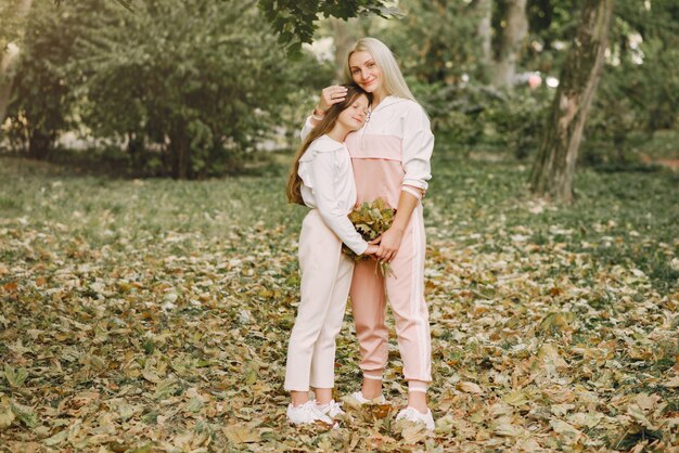 Mãe com filha posando em um parque de verão