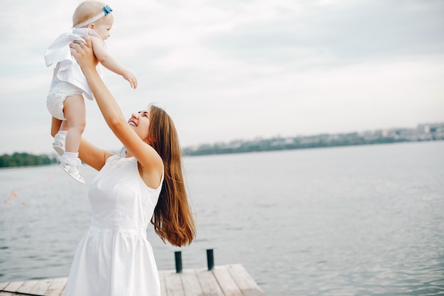 Mãe, com, filhas pequenas