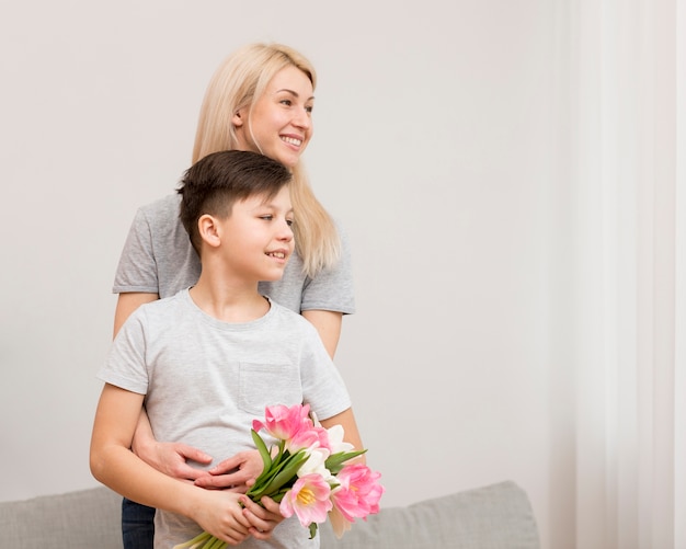 Foto grátis mãe com filho abraçando