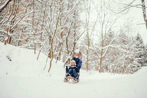 Mãe com filho bonito em um inverno oark