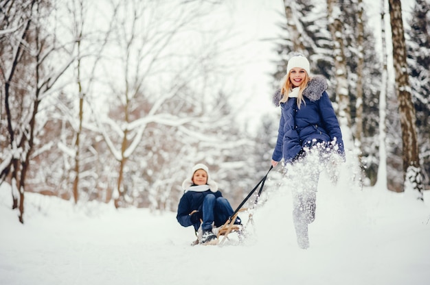 Mãe com filho bonito em um inverno oark