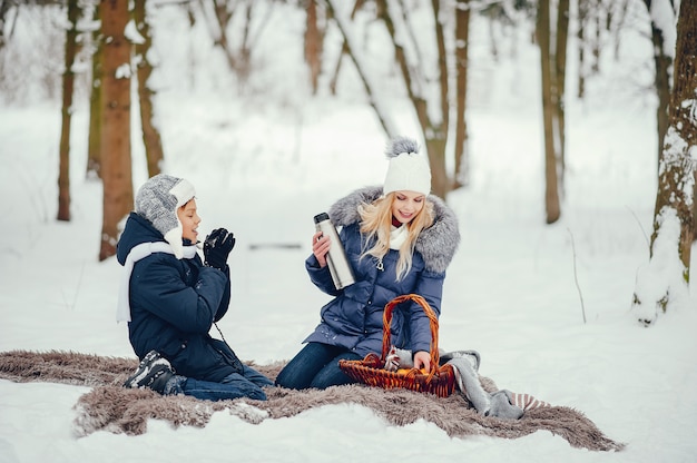 Mãe com filho bonito em um inverno oark