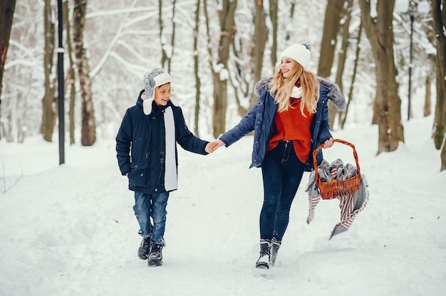 Mãe com filho bonito em um inverno oark