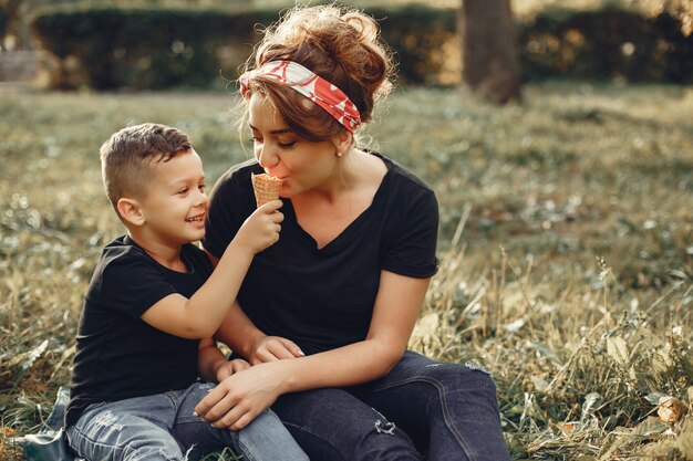 Mãe com filho brincando em um parque de verão