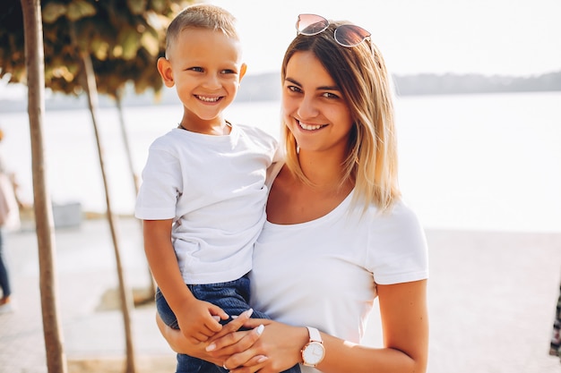 Mãe com filho brincando em um parque de verão