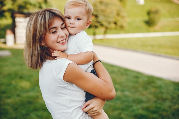 Mãe com filho brincando em um parque de verão