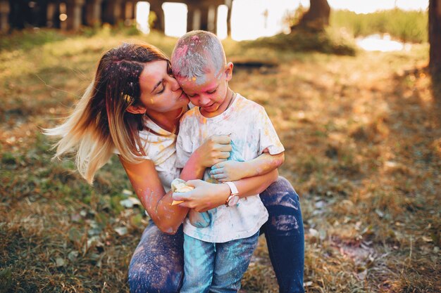 Mãe com filho brincando em um parque de verão