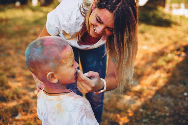 Mãe com filho brincando em um parque de verão