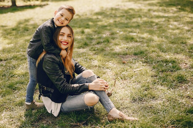 Mãe com filho brincando em um parque de verão