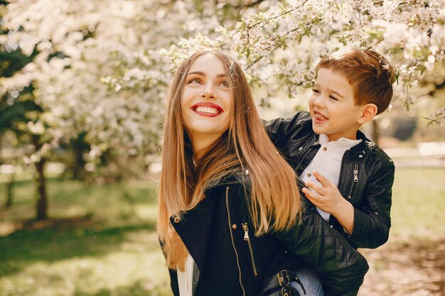 Mãe com filho brincando em um parque de verão