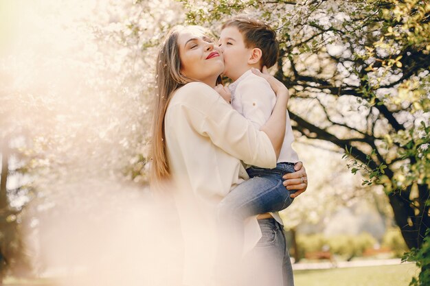 Mãe com filho brincando em um parque de verão