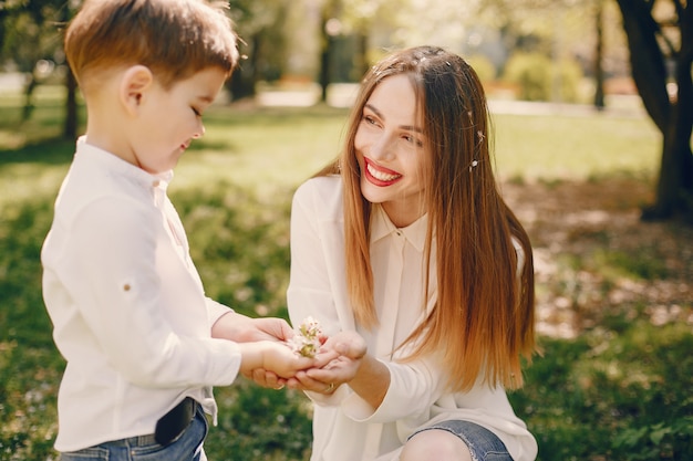 Mãe com filho brincando em um parque de verão