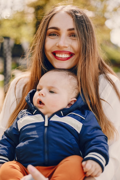 Mãe com filho brincando em um parque de verão