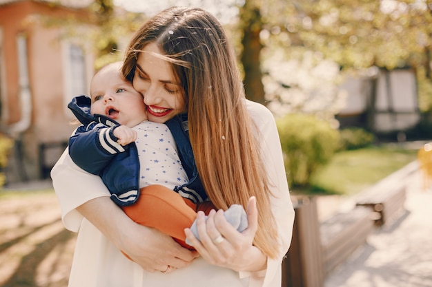 Mãe com filho brincando em um parque de verão