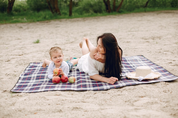 Mãe com filho brincando em um parque de verão