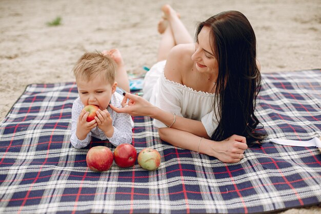 Mãe com filho brincando em um parque de verão