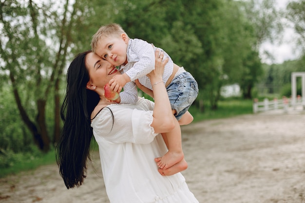 Mãe com filho brincando em um parque de verão