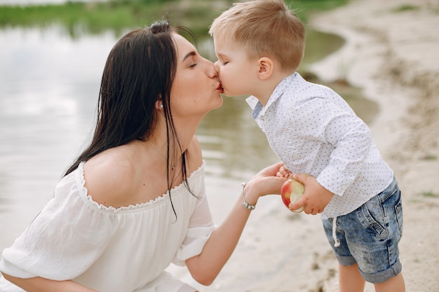 Mãe com filho brincando em um parque de verão