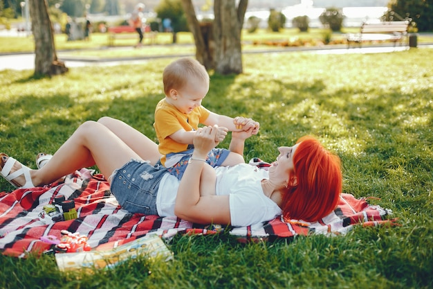 Mãe com filho brincando em um parque de verão