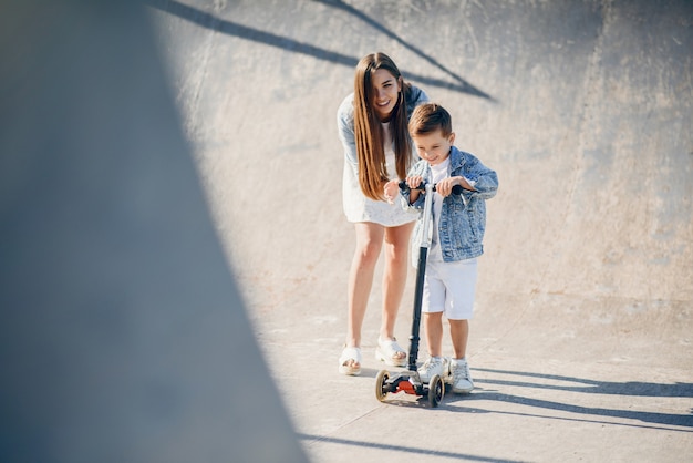 Mãe com filho brincando em um parque de verão