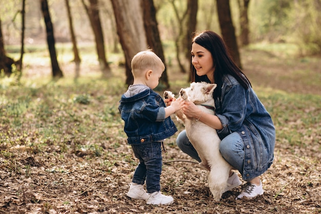 Foto grátis mãe, com, filho, e, cão