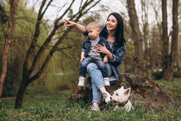 Mãe, com, filho, e, cão