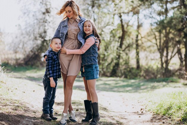 Mãe com filho e filha juntos no parque