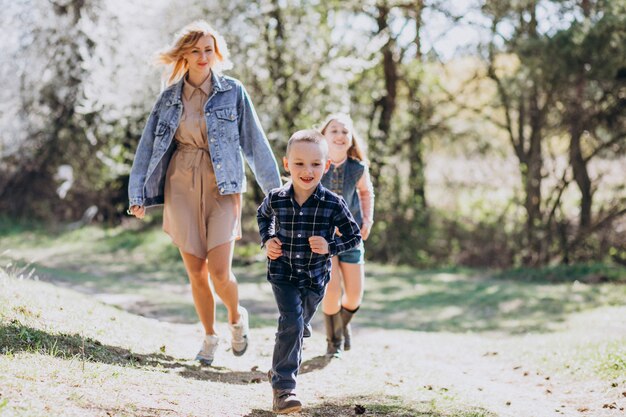 Mãe com filho e filha juntos no parque