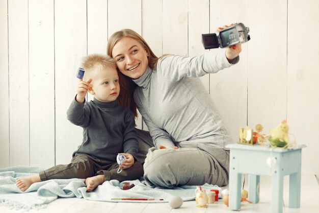 Mãe com filho em casa Prepare-se para a Páscoa