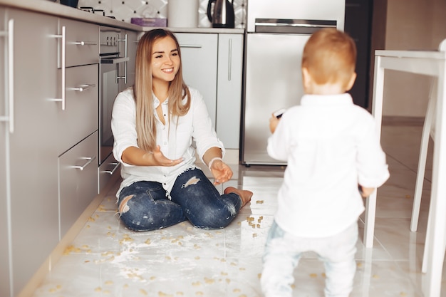 Mãe com filho em casa