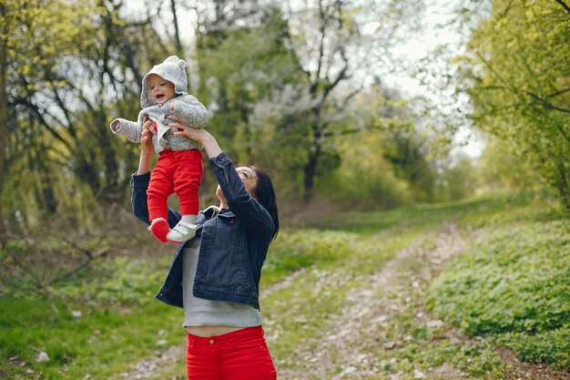 Mãe, com, filho, em, um, primavera, parque