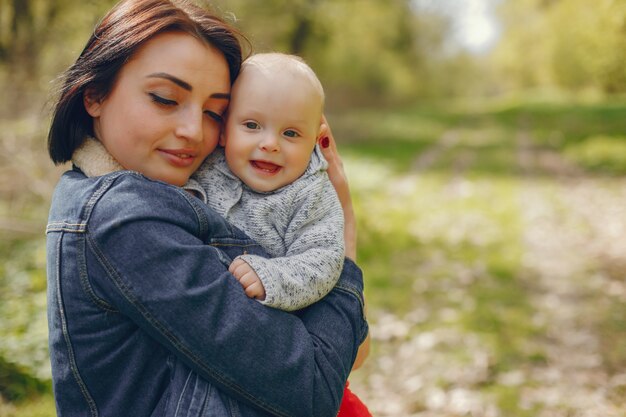 Mãe, com, filho, em, um, primavera, parque